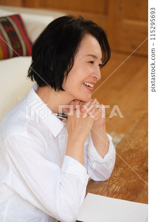 中年婦女在客廳寫信 115295693