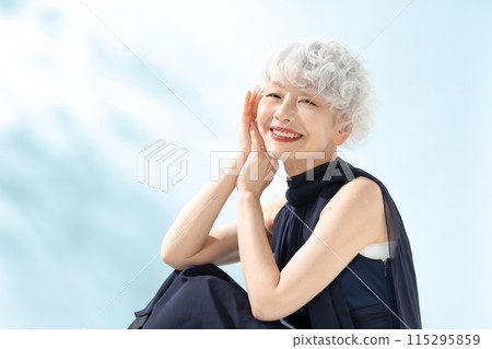 坐在美麗的高級女人 115295859