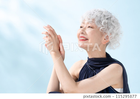 坐在美麗的高級女人 115295877