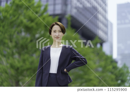 站立在辦公室鎮的女商人 115295900