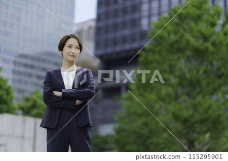 站立在辦公室鎮的女商人 站立在辦公室鎮的女商人 115295901