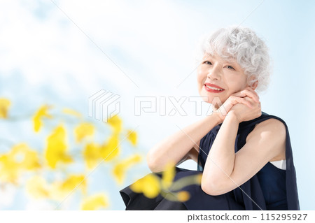 美麗的高級女人正面模糊 115295927