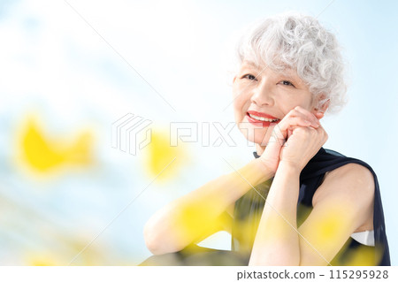 Beauty Senior woman Front blur 115295928