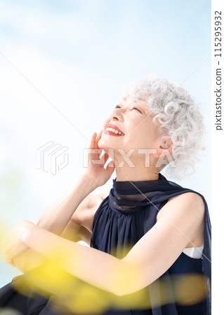 美麗的高級女人正面模糊 115295932