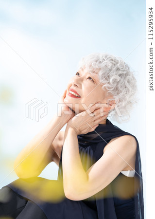 Beauty Senior woman Front blur 115295934