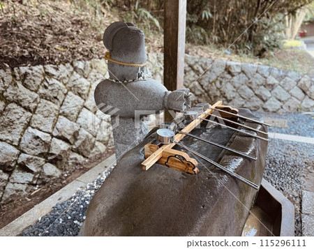 A water fountain at a shrine's chozuya 115296111
