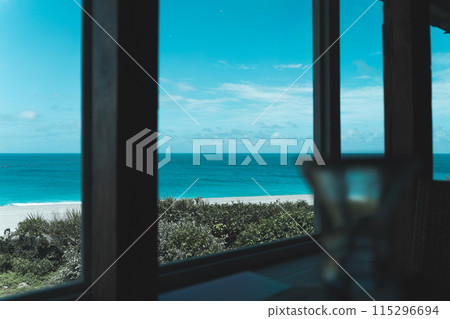 從窗戶可以看到美麗的海景 從窗戶可以看到美麗的海景 115296694