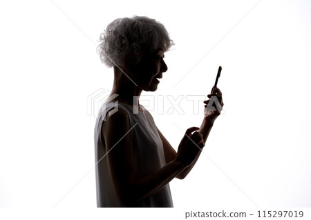 高級女性剪影智慧型手機 115297019