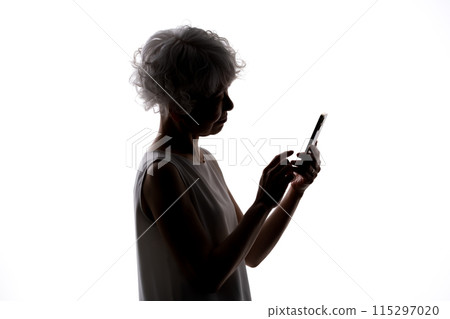 高級女性剪影智慧型手機 115297020
