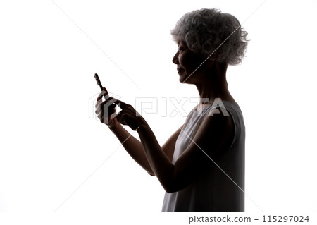 高級女性剪影智慧型手機 115297024