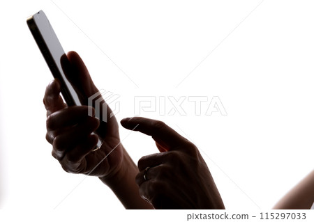 高級女性剪影智慧型手機在手 115297033