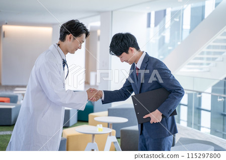 男醫生和商人在醫院握手 115297800