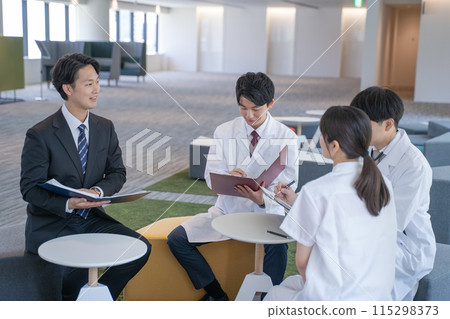 Doctors, nurses and businessmen meeting at hospital 115298373