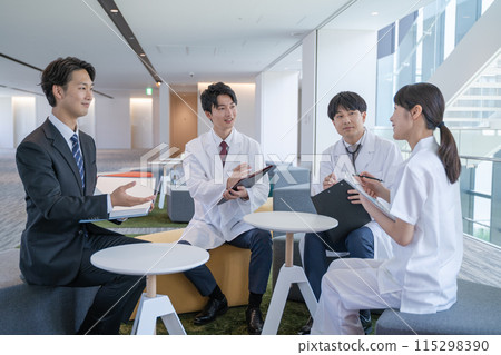 醫生、護士和商人在醫院開會 115298390