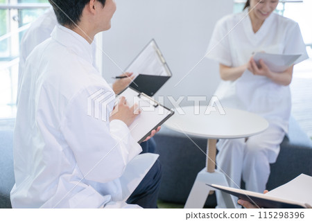 醫生和護士在醫院開會的手 醫生和護士在醫院開會的手 115298396