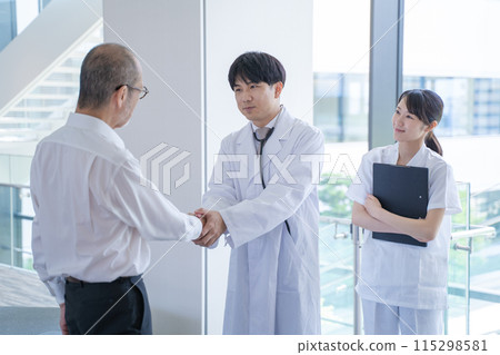 男醫生、護士和病人握手 115298581