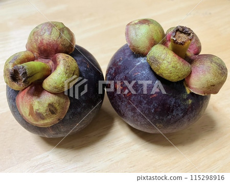 2 mangosteens 115298916