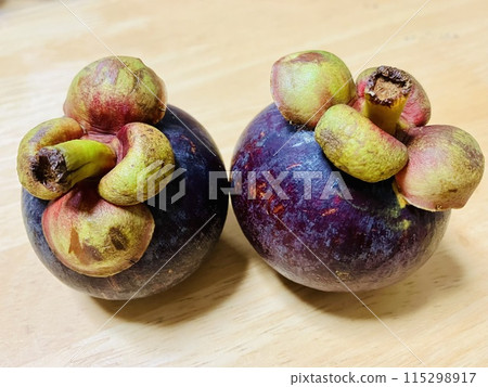 2 mangosteens 115298917