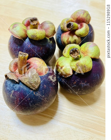 4 mangosteens 115298918