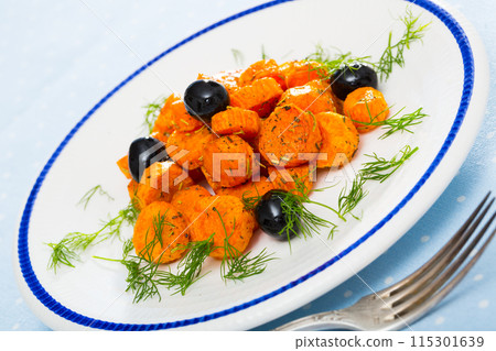 Braised carrot with herbs de Provence 115301639