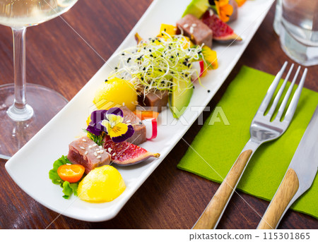 Seared tuna with mango, avocado, figs 115301865