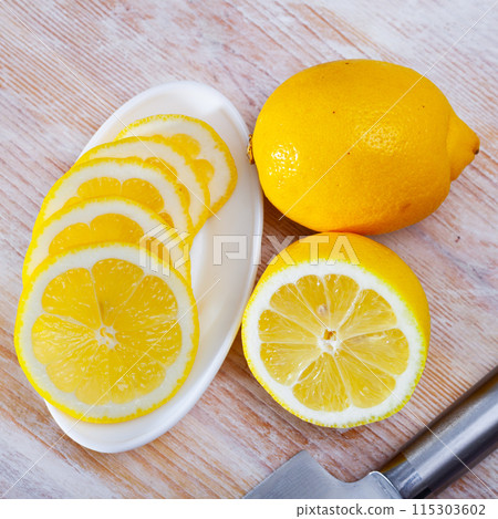 Sliced lemon on wooden table 115303602