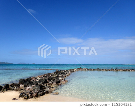 Rocks going into the water form the Pahonu Pond 115304181