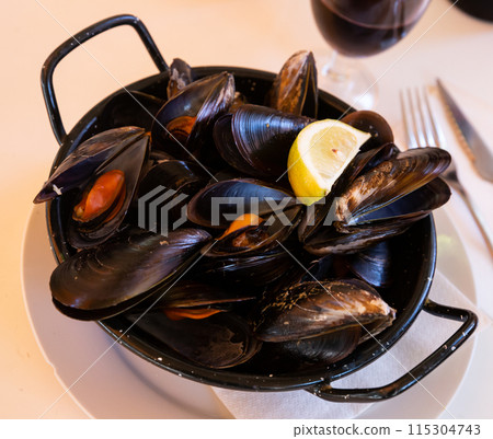 Steamed mussels 115304743