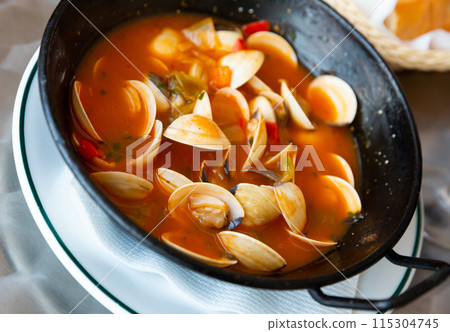 Clams a la marinera 115304745