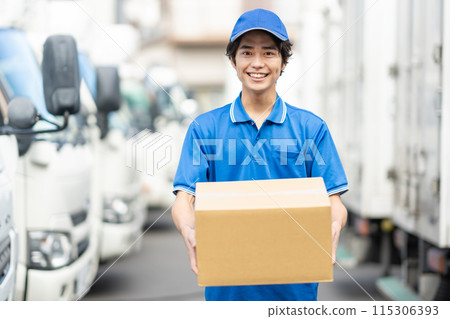 Young male driver carrying luggage 115306393