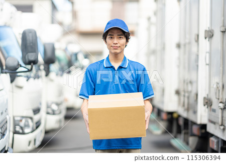 Young male driver carrying luggage 115306394