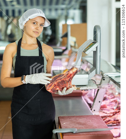 woman behind counter showcases 115306614