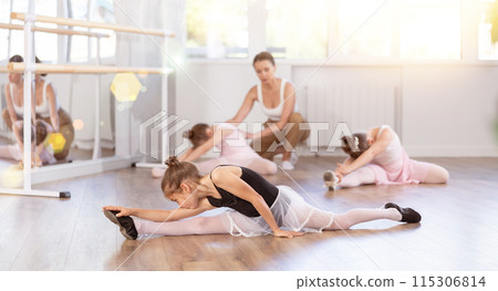 Group of girls doing splits in studio Group of girls doing splits in studio 115306814