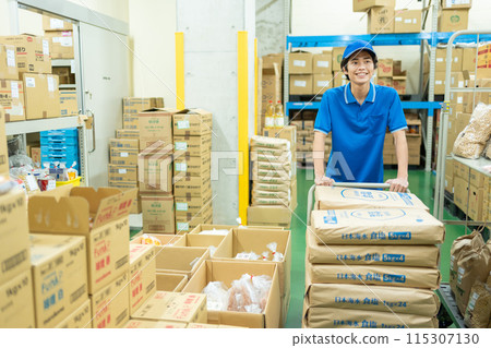 工作在倉庫裡的年輕男性司機 115307130