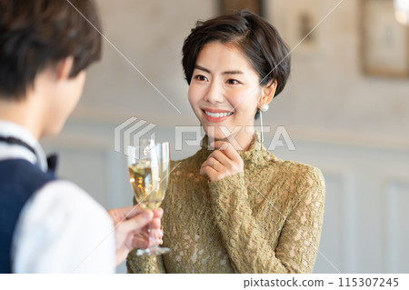 用酒敬酒 115307245