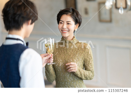 用酒敬酒 115307246
