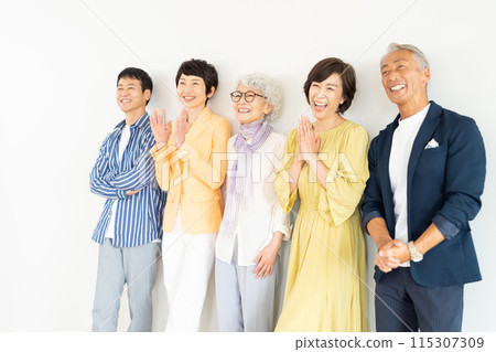 老一輩男性和女性 115307309