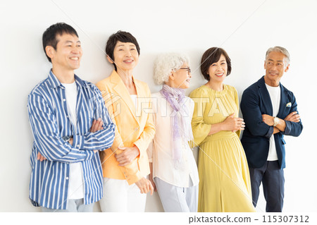 老一輩男性和女性 115307312