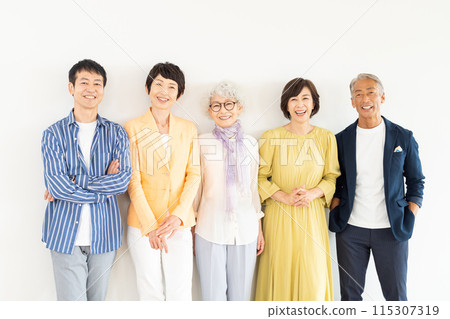 老一輩男性和女性 115307319