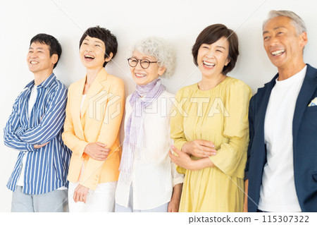 老一輩男性和女性 115307322