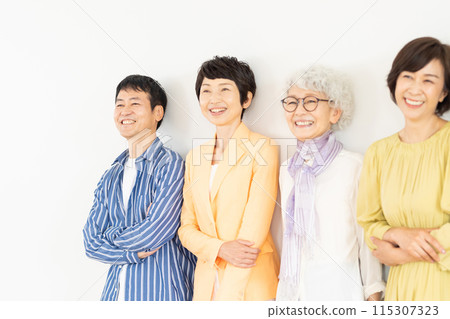 老一輩男性和女性 115307323