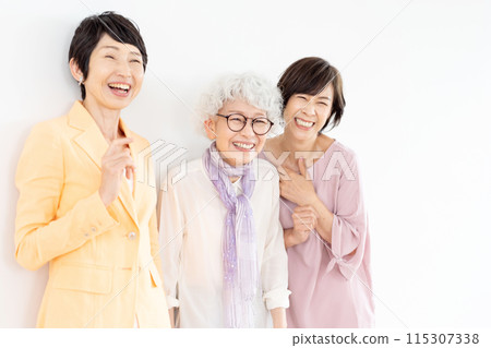 Senior women's portrait Senior women's portrait 115307338