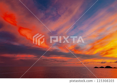 朝霞，神明居住的島嶼，近海阿爾卑斯山的屋久島（夏季） 115308103