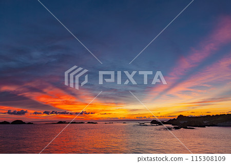 Morning glow and crepuscular rays Yakushima, the island where the gods reside (Summer Morning glow and crepuscular rays Yakushima, the island where the gods reside (Summer 115308109
