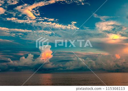 Dawn in the Yakushima Offshore Alps (August) A magnificent sunrise where the gods reside 115308113