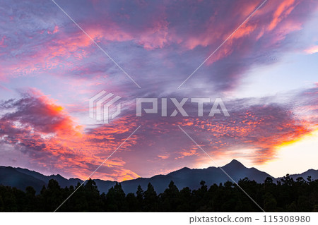 Evening view of Mount Aiko, where the gods reside, Yakushima in the Offshore Alps (Autumn) Evening view of Mount Aiko, where the gods reside, Yakushima in the Offshore Alps (Autumn) 115308980