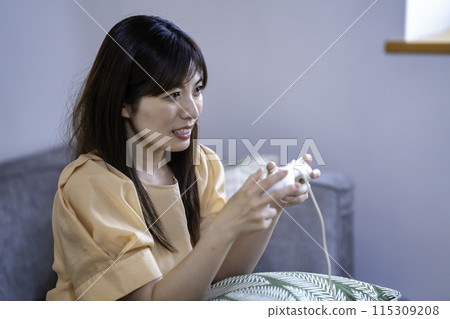 中年婦女玩遊戲 115309208