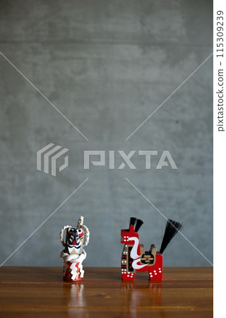 桌上擺放著的民間工藝品 桌上擺放著的民間工藝品 115309239