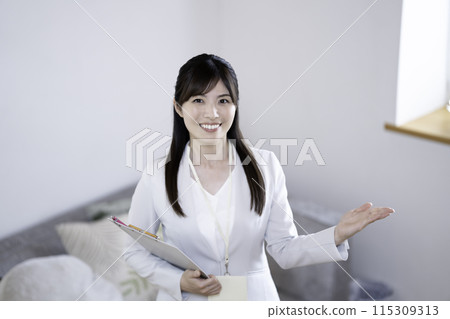 指導樣品屋的女工作人員 115309313