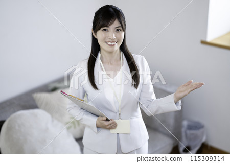 指導樣品屋的女工作人員 115309314